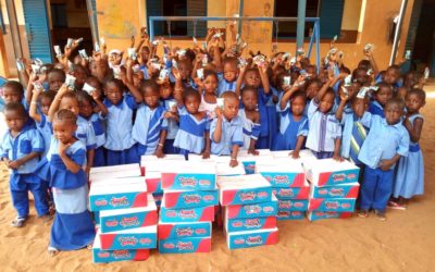 Remise de biscuits aux enfants de la région de Mopti