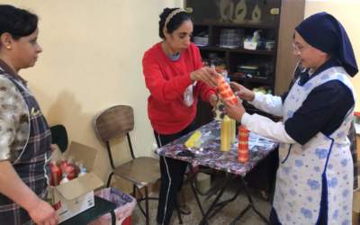 Egypte : Des jeunes filles sortent de la précarité grâce à un atelier de production de bougies