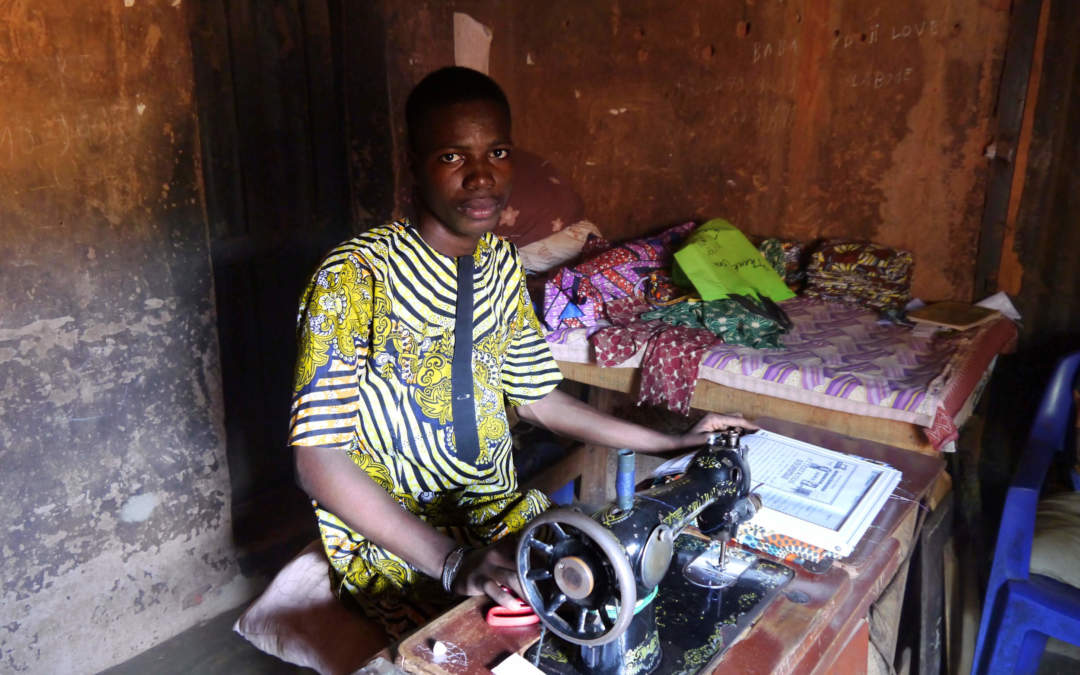 Enfant soigné à Pobè, Moïse est devenu artisan couturier