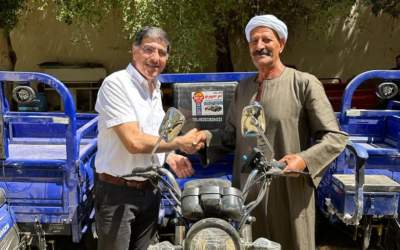En Haute-Égypte, la remise de triporteurs offre de nouvelles perspectives à des familles démunies